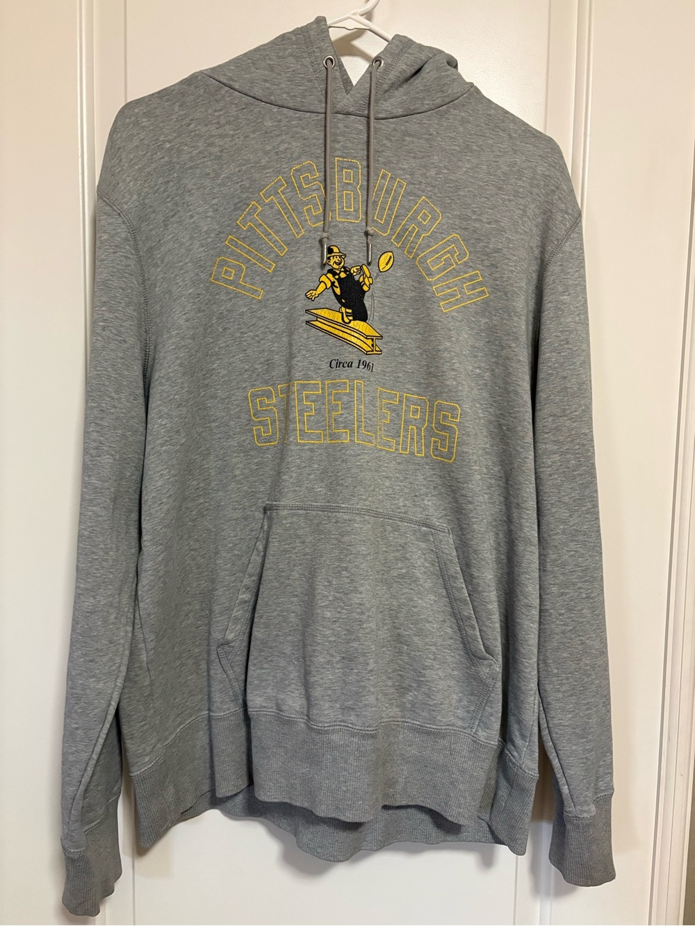 ⚫️⚫️Men’s Nike Steely McBeamPittsburgh Steelers Retro Gray Pullover Hoodie🏈